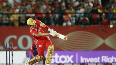 হাল ধরে খেলছিলেন লিয়াম লিভিংস্টোন।