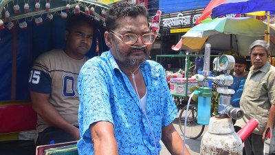 নাকে অক্সিজেনের নল নিয়ে রিকশা চালাচ্ছেন সেন্টু