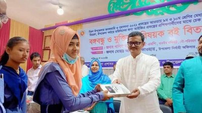 ট্যাব বিতরণ করছেন নৌপ্রতিমন্ত্রী
