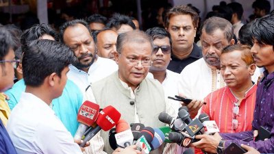 সাংবাদিকদের সঙ্গে কথা বলছেন তথ্যমন্ত্রী ড. হাছান মাহমুদ