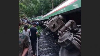 লাইনচ্যুত ট্রেন উদয়ন এক্সপ্রেস