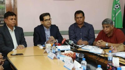 সংবাদ সম্মেলনে কথা বলেছেন বাফুফের অন্যতম সহ-সভাপতি ও জাতীয় টিমস কমিটির চেয়ারম্যান কাজী নাবিল আহমেদ (বাম থেকে দ্বিতীয়)।
