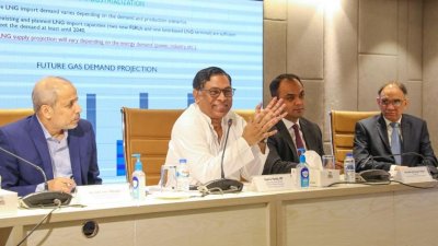 আলোচনায় প্রধান অতিথির বক্তব্য রাখছেন বিদ্যুৎ, জ্বালানি ও খনিজসম্পদ প্রতিমন্ত্রী নসরুল হামিদ