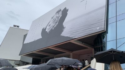 পালে দে ফেস্টিভ্যাল ভবনের সামনে ছাতা মাথায় ভিড় (ছবি: বাংলা ট্রিবিউন)