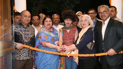 ফিতা কেটে এক্সিবিশনের উদ্বোধন করছেন স্পিকার