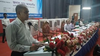 গাজীপুর সিটি করপোরেশন নির্বাচনে কেন্দ্রে দায়িত্বপ্রাপ্ত প্রিসাইডিং কর্মকর্তাদের সঙ্গে মতবিনিময় করে ইসি আলমগীর