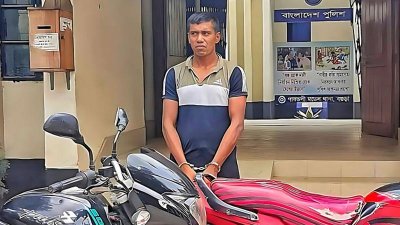 পুলিশের গাড়ি থেকে নেমেই হাতকড়া খুলে পালিয়েছেন আসামি
