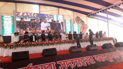 স্বরাষ্ট্রমন্ত্রীর কাছে আত্মসমর্পণ করছেন একজন