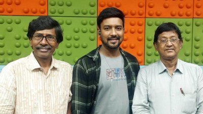 বাঁ থেকে- সুরকার শাহীন সরদার, কণ্ঠশিল্পী রাজীব ও গীতিকবি নাসির আহমেদ