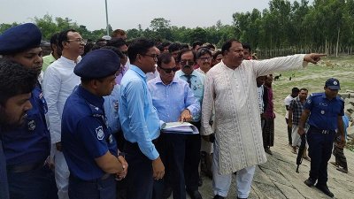 ব্রহ্মপুত্র নদের ভাঙনকবলিত এলাকা পরিদর্শনে প্রতিমন্ত্রী জাহিদ ফারুক ও জাকির হোসেন
