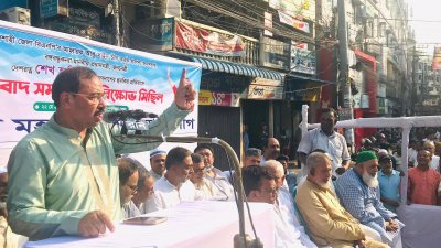 আন্দরকিল্লা মোড় চত্বরে মহানগর আওয়ামী লীগ আয়োজিত প্রতিবাদ সমাবেশে বক্তব্য রেখেছেন আ জ ম নাছির উদ্দীন