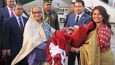 হামাদ আন্তর্জাতিক বিমানবন্দরে পৌঁছালে প্রধানমন্ত্রীকে কাতারে নিযুক্ত বাংলাদেশের রাষ্ট্রদূত অভ্যর্থনা জানান (ছবি: ফোকাস বাংলা)