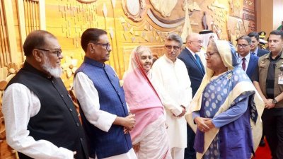 হযরত শাহজালাল আন্তর্জাতিক বিমানবন্দরে প্রধানমন্ত্রী শেখ হাসিনাকে বিদায় জানান আওয়ামী লীগ নেতারা (ছবি: ফোকাস বাংলা)