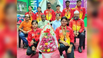 ফুলেল সংবর্ধনা পায় টিটি দল