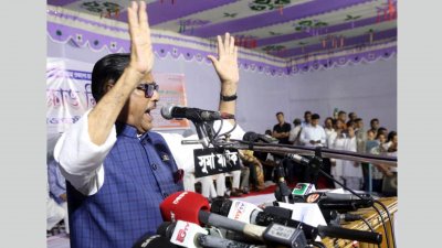 বঙ্গবন্ধু এভিনিউয়ে আওয়ামী লীগের কেন্দ্রীয় কার্যালয়ের সামনে বক্তব্য দেন ওবায়দুল কাদের (ছবি: ফোকাস বাংলা)