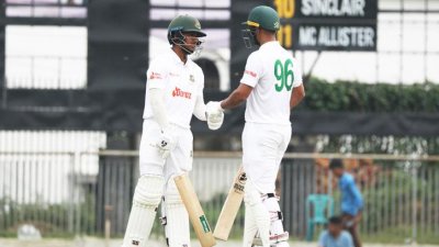 শাহাদাতকে নিয়ে প্রথম দিনে বাংলাদেশের সেরা ব্যাটার আফিফ অর্ধশত রানের জুটি গড়েন