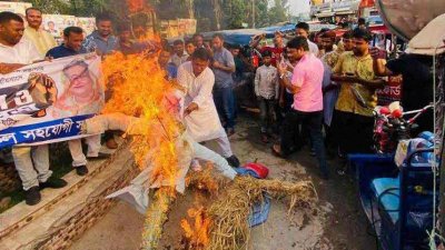 বিএনপি নেতা চাঁদের কুশপুতুল পোড়ানো হচ্ছে