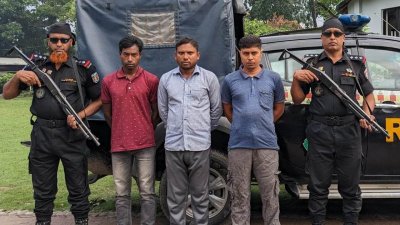 র‌্যাবের হেফাজতে গ্রেফতার ব্যক্তিরা