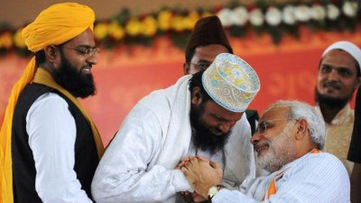 গুজরাট বিশ্ববিদ্যালয়ে মুসলিমদের সঙ্গে শুভেচ্ছা বিনিময় করছেন নরেন্দ্র মোদি। ছবি: দ্য প্রিন্ট