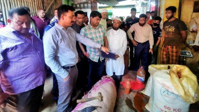 জেলা ভোক্তা অধিকার সংরক্ষণ অধিদফতরের কর্মকর্তারা শহরের রাজাবাজারে ওই কারখানায় অভিযান চালান