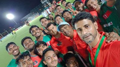 ম্যাচের পর কোচ-সতীর্থদের সঙ্গে দলনেতার সেলফি