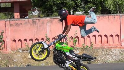 মোটরসাইকেল নিয়ে স্টান্ট-এর প্রতীকী ছবি