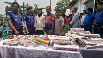 উদ্ধার করা জাল টাকা ও আটক তিন ব্যক্তি