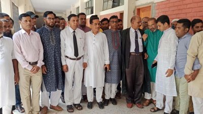 আদালত প্রাঙ্গণে শেখ সোহেল রানা টিপু ও অন্যরা