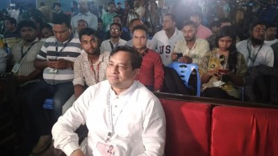 ফল ঘোষণার শুরু থেকে কেন্দ্রে অবস্থান করছেন সাবেক মেয়র জাহাঙ্গীর আলম