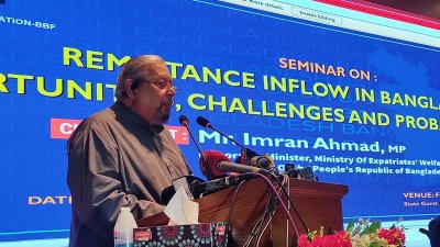 সেমিনারে বক্তব্য রাখছেন প্রবাসী কল্যাণ ও বৈদেশিক কর্মসংস্থান ইমরান আহমদ
