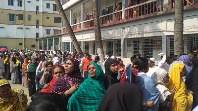কেন্দ্রে ভোটাররা