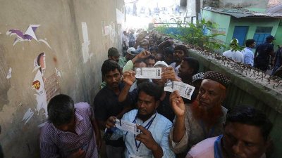 ভোটকেন্দ্রে ভোটারদের লাইন/ ছবি: নাসিরুল ইসলাম
