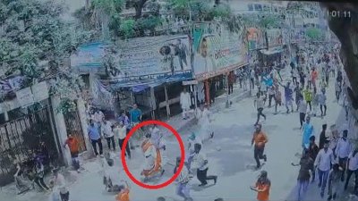 ‘হামলার’ সময়ের সিসি টিভি ফুটেজ থেকে নেওয়া (ছবি: সংগৃহীত)