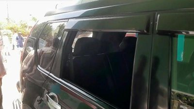 ভাঙচুর করা হয় আব্দুল্লাহ আল নোমানের গাড়ির জানালা