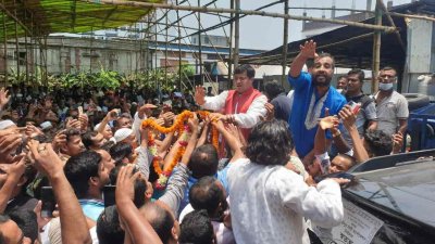 নিজ বাসভবনে নেতাকর্মীদের সঙ্গে জাহাঙ্গীর আলম