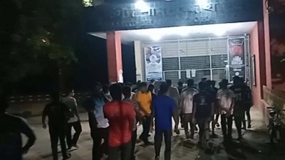 শাখা ছাত্রলীগের দুই পক্ষের মধ্যে তিন দফায় মারামারির ঘটনা ঘটেছে