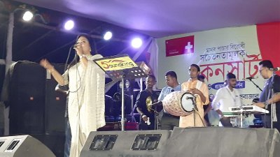কনসার্টে গান করছেন মমতাজ