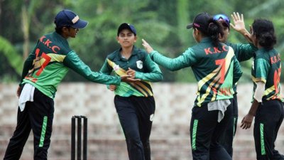 বৃষ্টিতে পরিত্যক্ত নারীদের দুই ম্যাচ