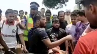 তাদেরকে উদ্ধার করে ট্যুরিস্ট পুলিশ