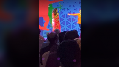 মঞ্চে গান পরিবেশন করছেন নিগার সুলতানা।