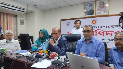 সংবাদ সম্মেলনে অধিদফতরের কর্মকর্তারা