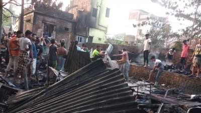 ফায়ার সার্ভিসের দুটি ইউনিট প্রায় একঘণ্টা চেষ্টায় আগুন নিয়ন্ত্রণে আনে