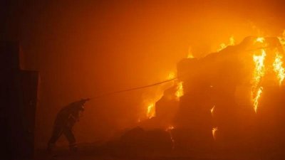ইউক্রেনের তামাক কারখানায় রাশিয়ার ড্রোন হামলা, ছবি: রয়টার্স