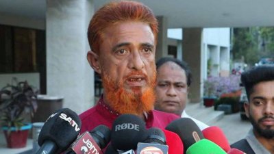 নওগাঁ সার্কিট হাউস চত্বরে সাংবাদিকদের সঙ্গে কথা বলেন জেসমিনের মামা নাজমুল হক