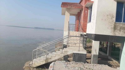 নদের গর্ভে বিলীন হওয়ার প‌থে ক‌মিউ‌নি‌টি ক্লি‌নিক