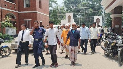 আদালত প্রাঙ্গণে দণ্ডপ্রাপ্তরা