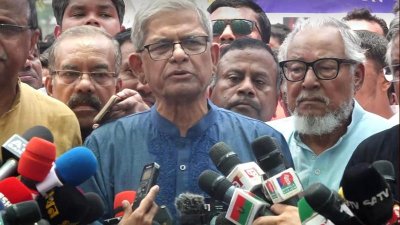 সাংবাদিকদের সঙ্গে কথা বলছেন মির্জা ফখরুল ইসলাম আলমগীর