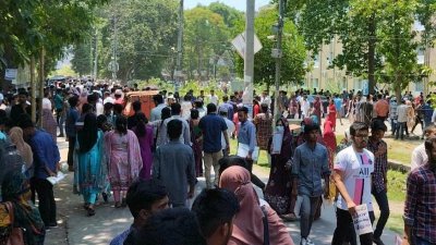 রাজশাহী বিশ্ববিদ্যালয়ে ভর্তি পরীক্ষা দিতে আসা শিক্ষার্থীরা