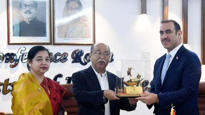 শিল্পমন্ত্রী নূরুল মজিদ মাহমুদ হুমায়ূনের সঙ্গে ইরাকের শিল্প ও খনিজসম্পদ মন্ত্রী খালিদ বটল নাজিমের দ্বিপাক্ষিক বৈঠক অনুষ্ঠিত হয় শিল্প মন্ত্রণালয়ের সম্মেলন কক্ষে