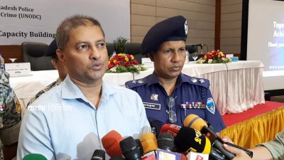 কর্মশালার উদ্বোধনী অনুষ্ঠানে কথা বলছেন পুলিশের অ্যান্টি টেররিজম ইউনিটের প্রধান এস এম রুহুল আমিন